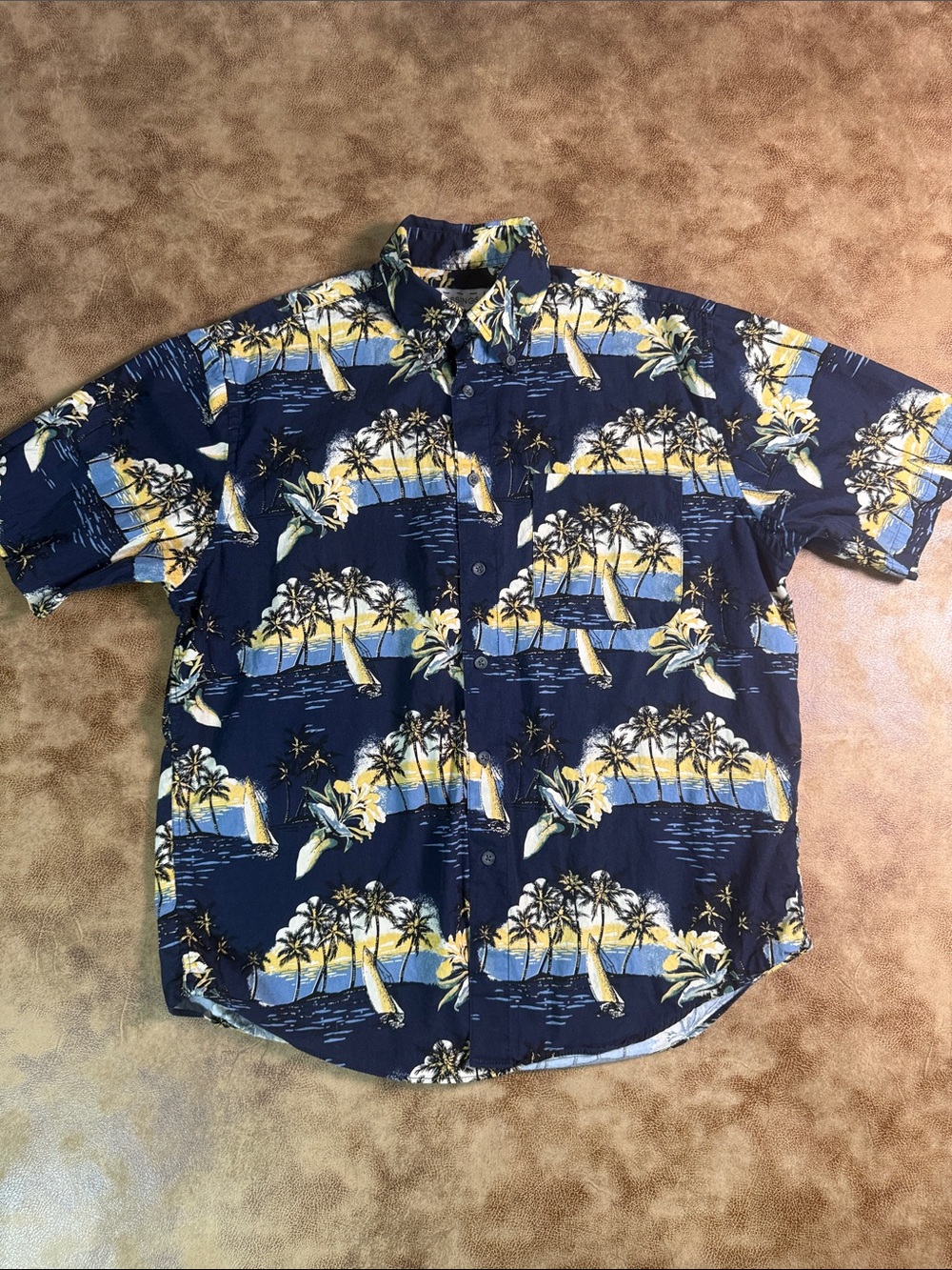 Crossings Hawaiian Shirt Men’s Medium Navy Tropical Sailboat Palm Tree